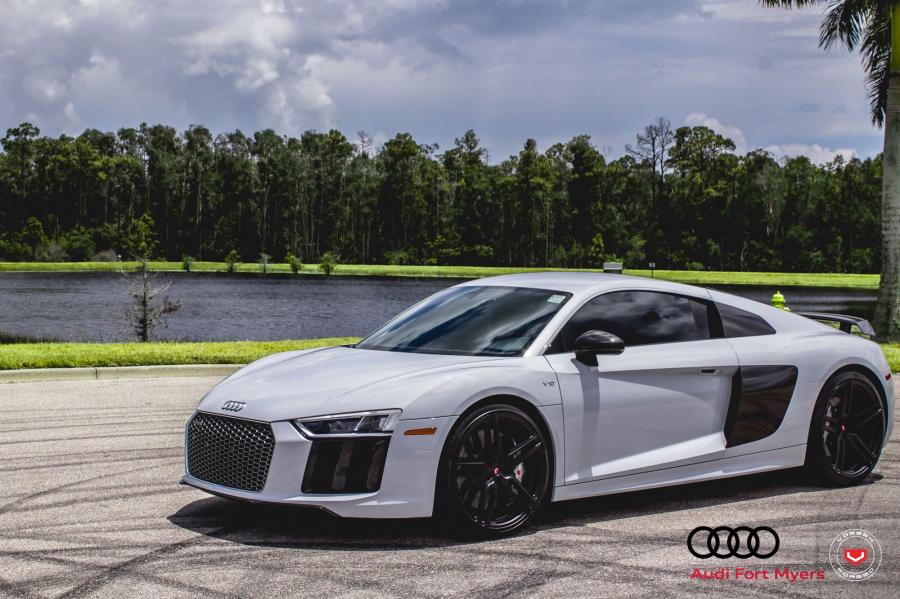  Audi R8 V10 on Vossen Wheels (HC-1) 2017 года  (фото 2 из 20)